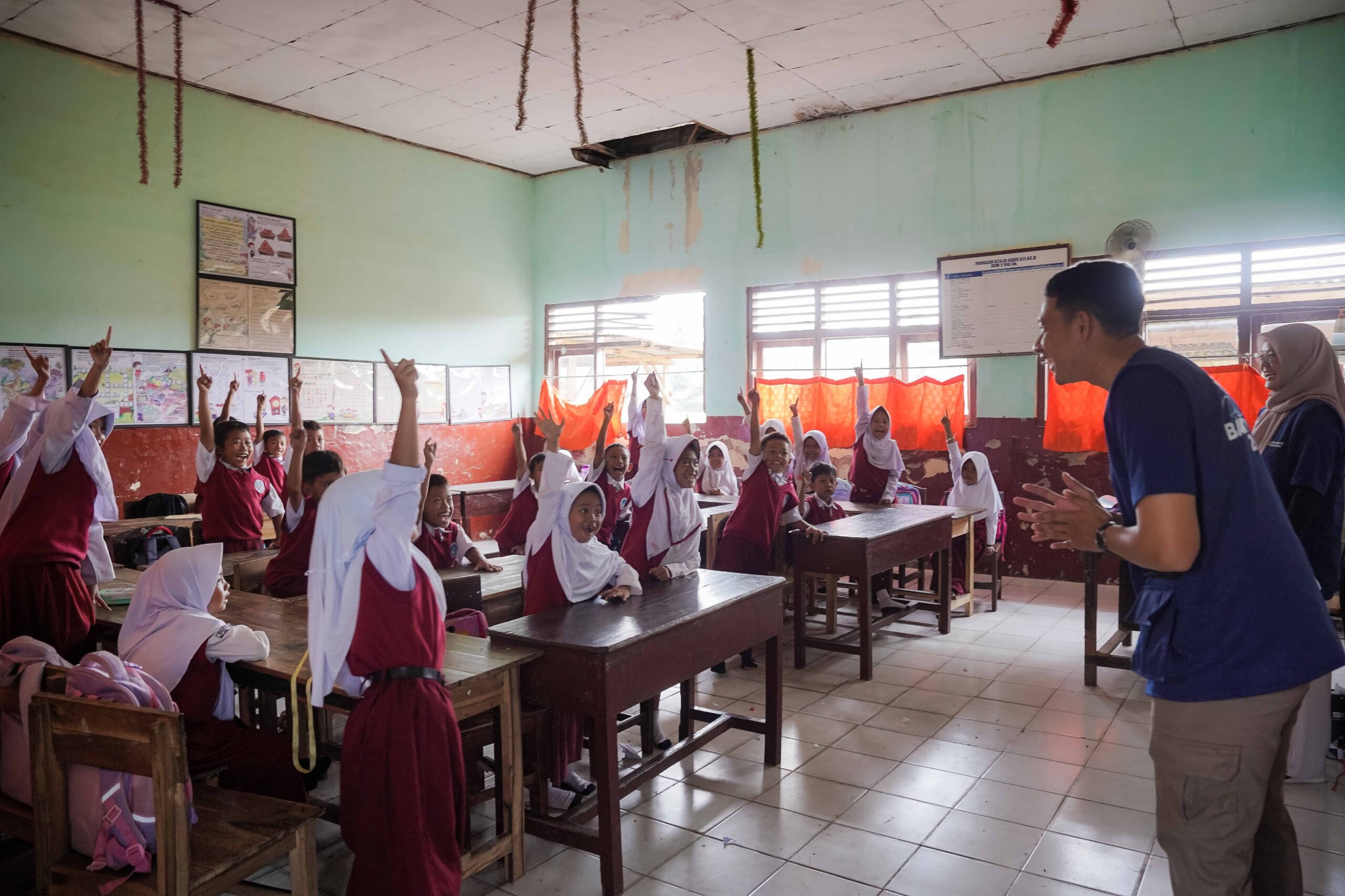 Kibarkan Merah Putih 81 Meter, Relawan Bakti BUMN Tutup Aksi Pengabdian di Desa Bulok
